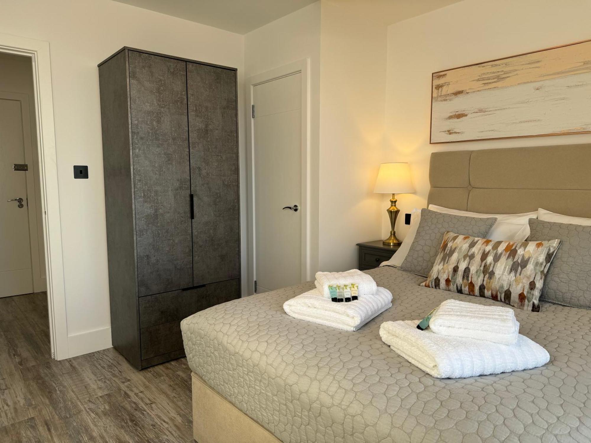 Elegant One Bedroom Apartment Свіндон Екстер'єр фото